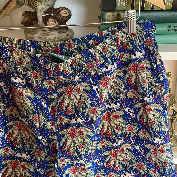 Dog and tropical style shorts - Picture 2 of 5